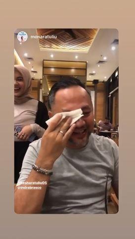 Kesha Ratuliu berhijab, Indra Brasco nangis haru. (Instagram/@kesharatuliu)