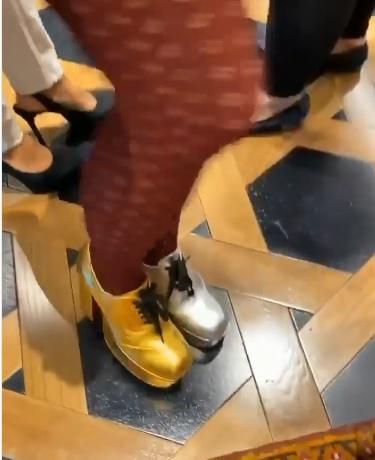 Sepatu unik Nia Ramadhani.