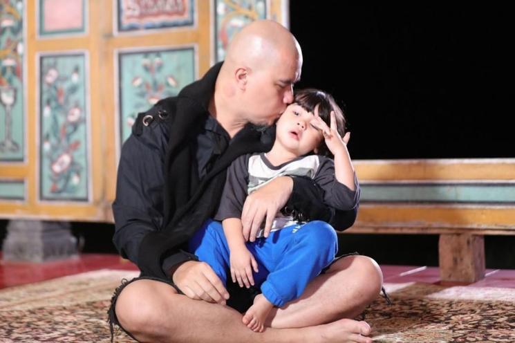 Ahmad Dhani kecup Muhammad Ali, anak bungsunya dari Mulan Jameela. [Instagram]