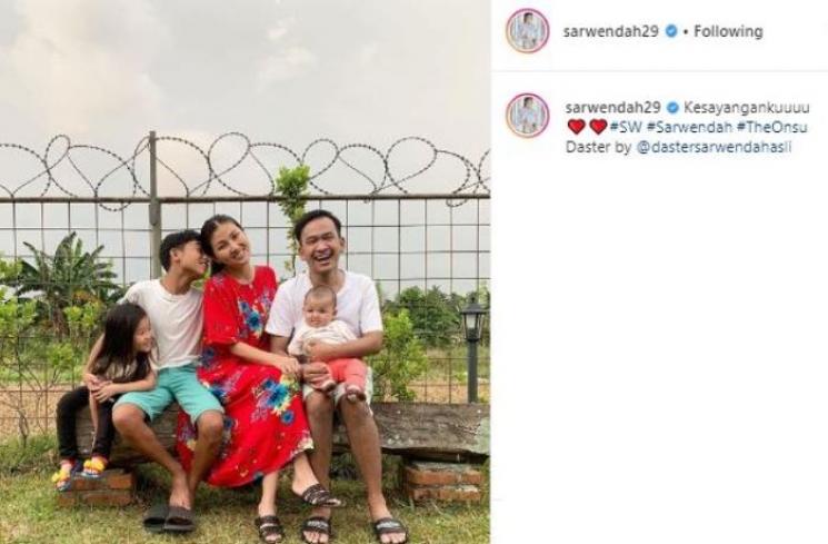 Gaya liburan Sarwendah dengan daster. (Instagram/@sarwendah29)