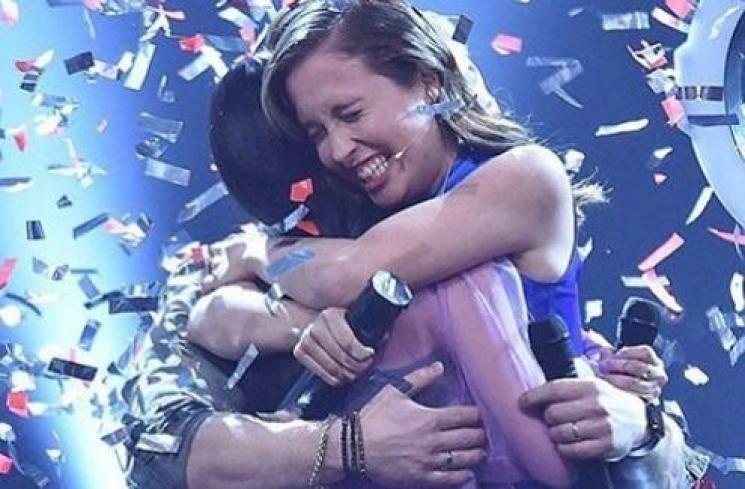 Claudia Emmanuela Santoso dipeluk Alice Merton usai juarai The Voice of Germany. [Instagram] 