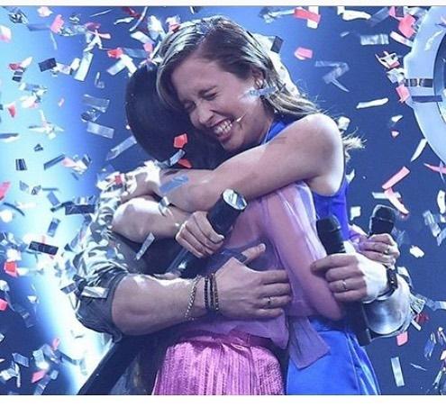 Claudia Emmanuela Santoso dipeluk Alice Merton usai juarai The Voice of Germany. [Instagram] 