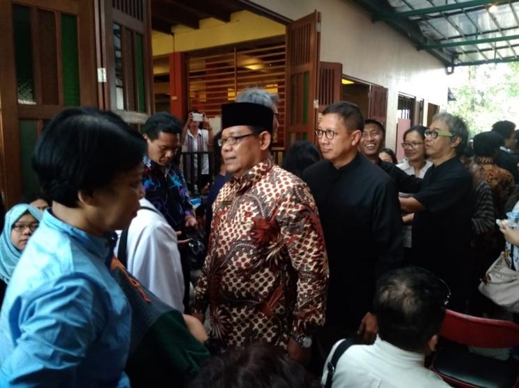 Mantan Menteri Agama Lukman Hakim Hadiri Pemakaman Djaduk Ferianto (MataMata.com/Firna)