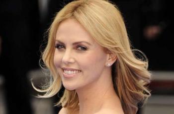 Makin Kece Berambut Pendek, Siapa sih Inspirasi Charlize Theron?