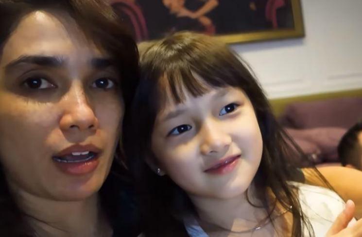 Ussy Sulistiawaty dan Elea. (Youtube/UssyAndhikaOfficial)