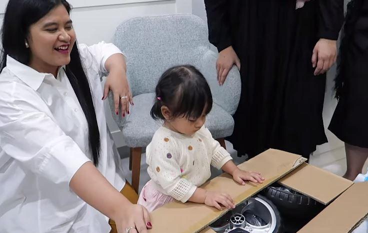 Kahiyang Ayu dan Sedah Mirah membukakan hadiah untuk anak Fitrop. (Youtube/fitrop)
