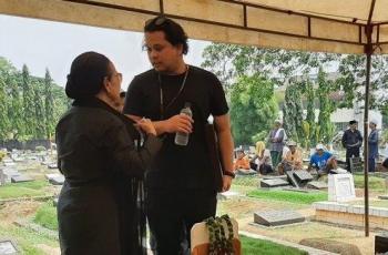 Satrio Alexa Antarkan Almarhum Ayah ke Peristirahatan Terakhir