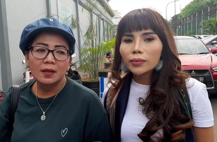 Ibu Kriss Hatta, Tuty Suratinah dan Sahabat Kecil Kriss Hatta, Eva Bellisima. (Matamata.com/Yuliani)