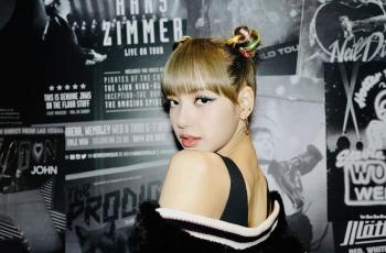 Tampil dengan Rambut Hitam, Lisa BLACKPINK Bikin Pangling
