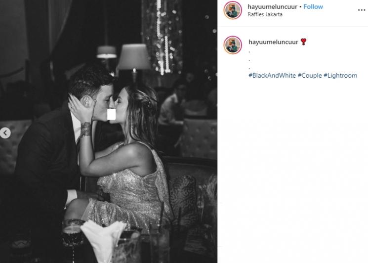 Momen pertunangan Mike Lewis (Instagram/@hayuumeluncuur)
