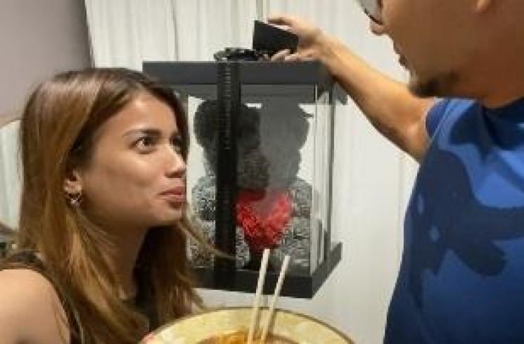 Deddy Corbuzier kasih surprise ke pacarnya. (Instagram/@sabrinachairunnisa_)