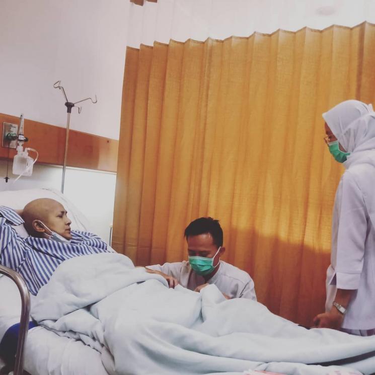 Ria Irawan terbaring di RSCM. [Instagram] 