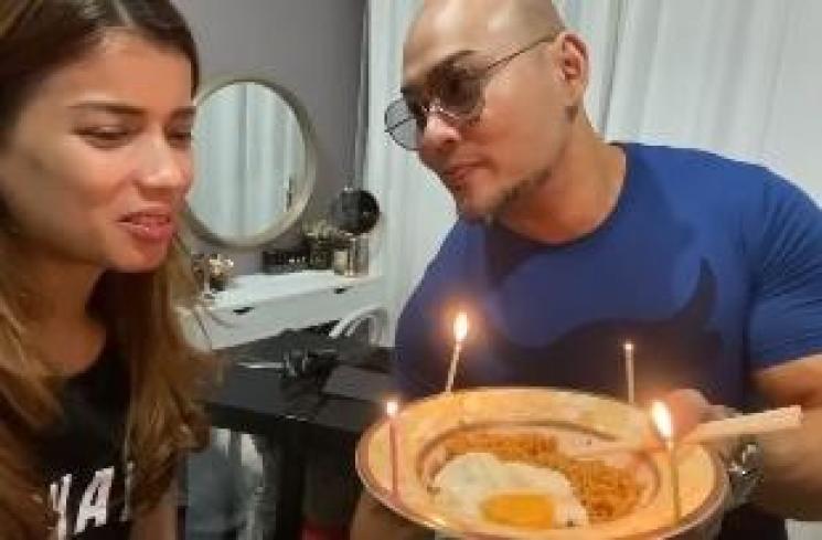 Deddy Corbuzier kasih surprise ke pacarnya. (Instagram/@sabrinachairunnisa_)