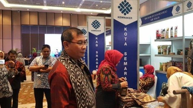Kepala Seksi Pengembangan TKM (Kemnaker), Widi Wijanarko, dalam pameran produk hasil pemberdayaan TKM di BNDCC, Nusa Dua, Badung, Bali. (Dok : Kemnaker)