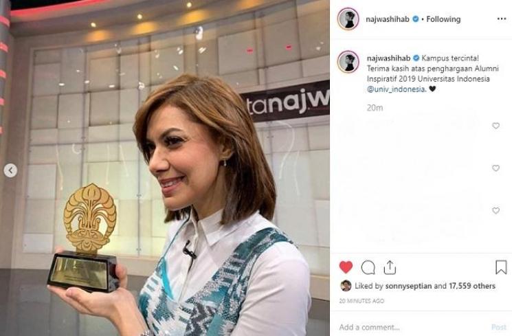 Najwa Shihab menerima penghargaan sebagai alumni inspiratif (Instagram @najwashihab)