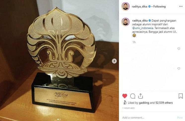 Raditya Dika menerima penghargaan sebagai alumni inspiratif (Instagram @raditya_dika)