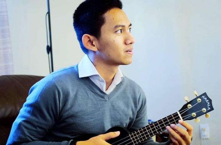 Adamas Belva santai memainkan gitar. [Instagram]