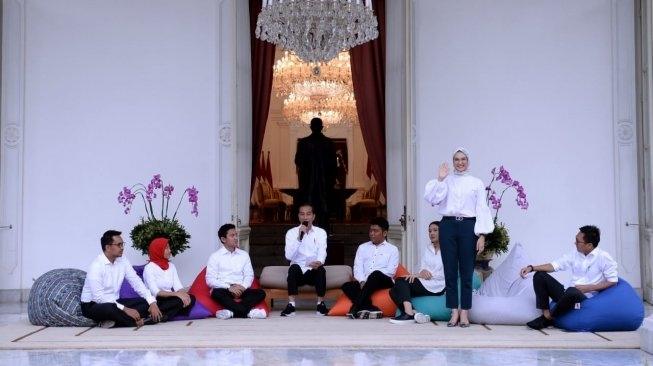 Angkie Yudistia (berdiri) penyandang tuna rungu yang menjadi Staf Khusus Presiden Jokowi sekaligus Juru Bicara bidang Sosial. [Biro Setpres]