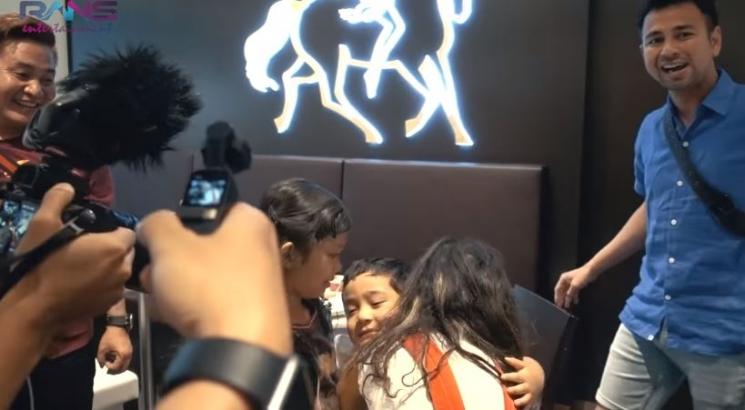 Rafathar dan sepupunya. (Youtube/RANSEntertainment)