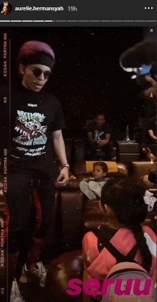 Keluarga Aurel Hermansyah dan Atta Halilintar nonton bareng. (Instagram/@aurelie.hermansyah)