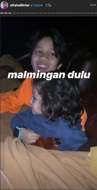 Keluarga Aurel Hermansyah dan Atta Halilintar nonton bareng. (Instagram/@attahalilintar)