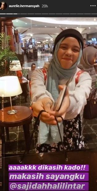 Keluarga Aurel Hermansyah dan Atta Halilintar nonton bareng. (Instagram/@aurelie.hermansyah)