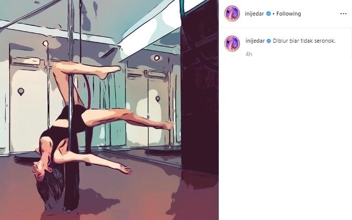 Jessica Iskandar menari tiang. (Instagram/@inijedar)