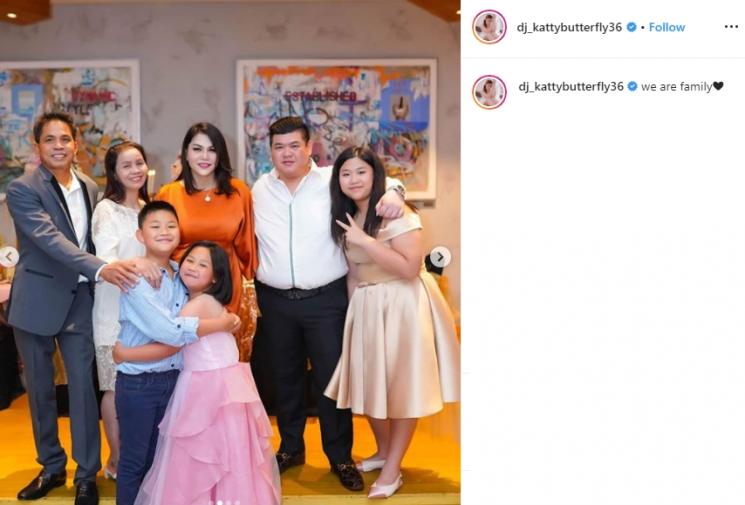 DJ Katty Butterlfy dan ketiga anak tirinya (Instagram/@dj_kattybutterfly36)