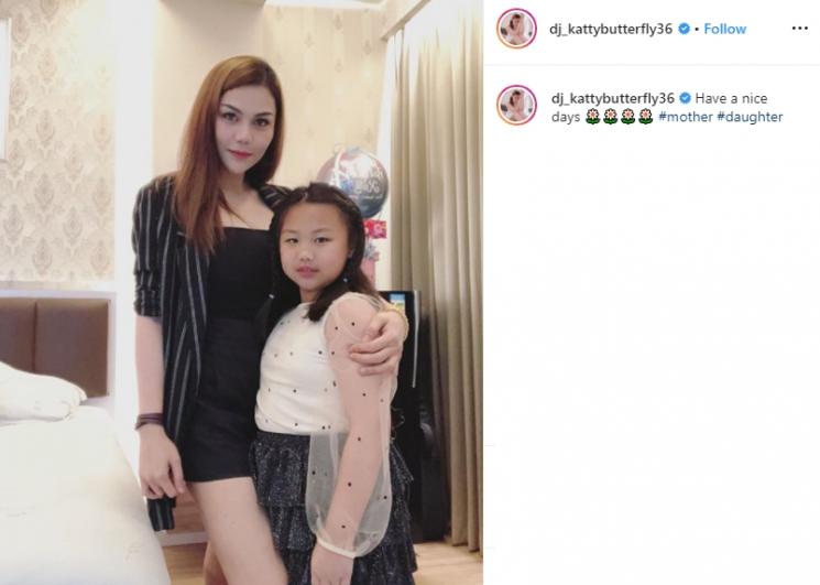DJ Katty Butterlfy dan ketiga anak tirinya (Instagram/@dj_kattybutterfly36)