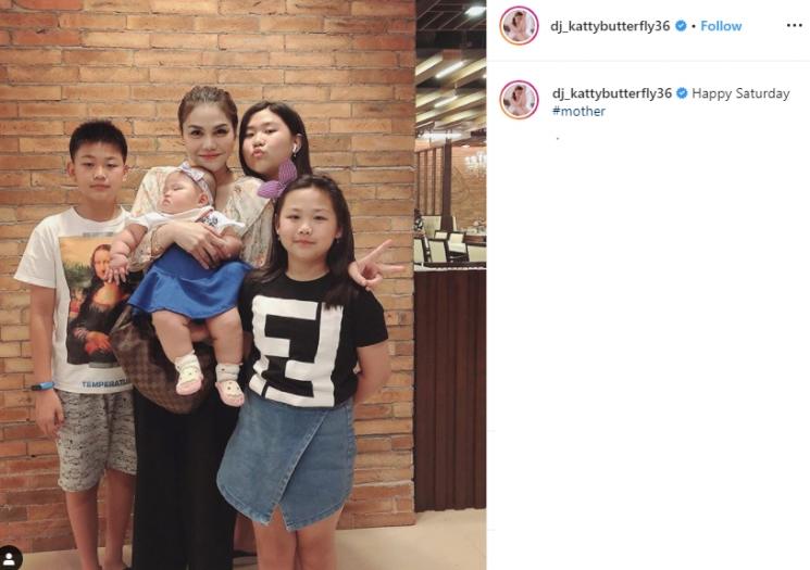 DJ Katty Butterlfy dan ketiga anak tirinya (Instagram/@dj_kattybutterfly36)