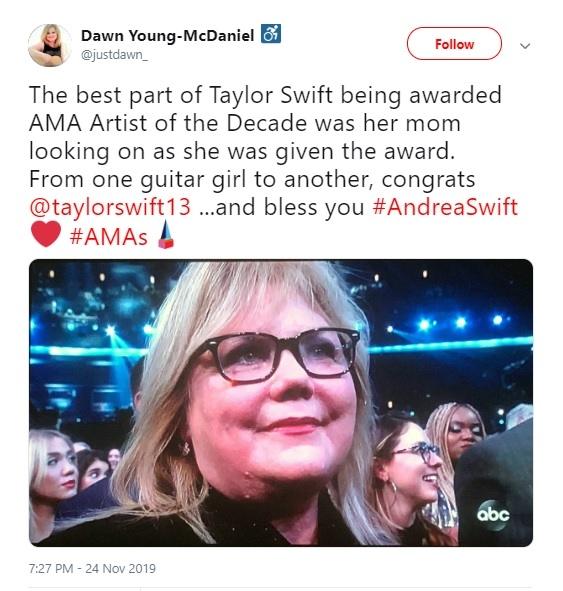 Andrea Swift menangis saat melihat Taylor dapat penghargaan Artist of Decade American Music Awards 2019. (Twitter)