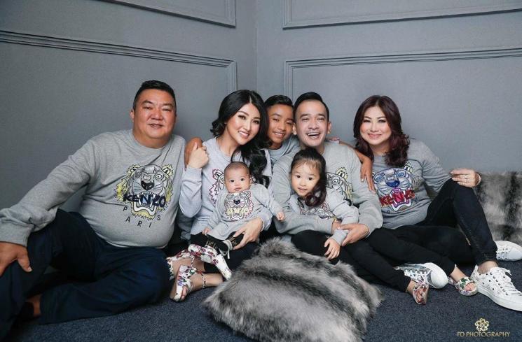Keluarga Ruben Onsu dan Sarwendah. (Instagram/@sarwendah29)