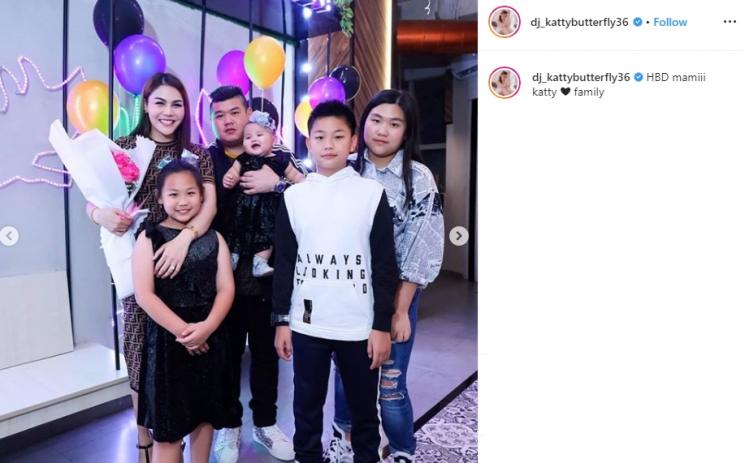 DJ Katty Butterlfy dan ketiga anak tirinya (Instagram/@dj_kattybutterfly36)