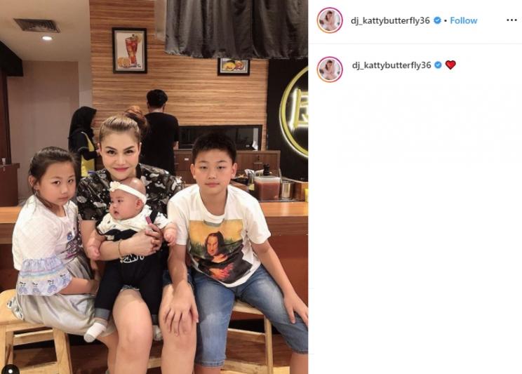 DJ Katty Butterlfy dan ketiga anak tirinya (Instagram/@dj_kattybutterfly36)