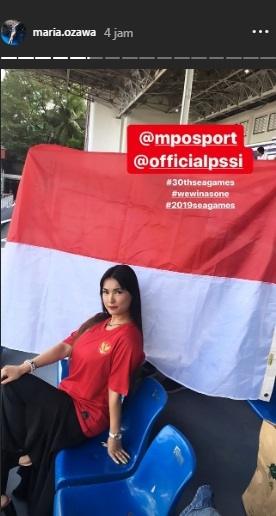 Maria Ozawa kenakan jersey Timnas U-22 di stadion Filipina. [Instagram]