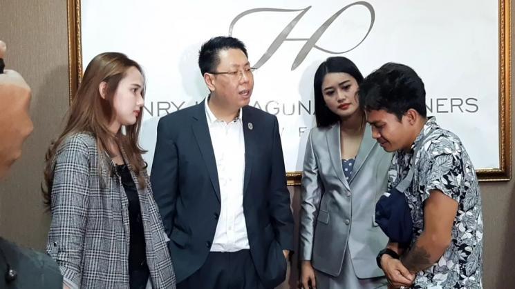 Pelaku yang ancam bunuh anak istri Eza Gionino menangis. [MataMata.com/Yuliani]
