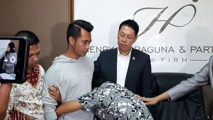 Pelaku peluk tubuh Eza Gionino sambil menangis. [MataMata.com/Yuliani]
