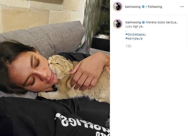Lagi hamil Paula Verhoeven tidur sama kucing. (Instagram/@baimwong)
