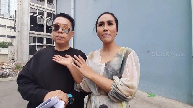 Ratu Meta dan pengacara, Henry Indraguna. [Evi Ariska/MataMata.com]