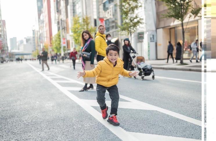 Aksi jahil Rafathar usik momen mesra Raffi Ahmad dan Nagita Slavina. [Instagram]