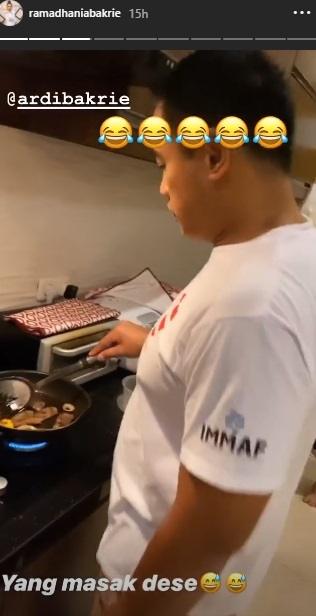 Ardi Bakrie masak buat Nia Ramadhani. (Instagram/@ramadhaniabakrie)