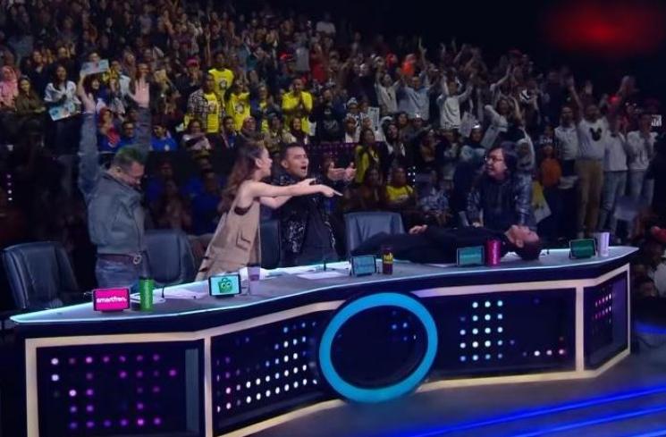 Maia Estianty tepar di meja. (Youtube/IndonesianIdol)