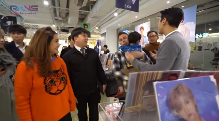 Rafathar tolak digendong Siwon. (YouTube/Rans Entertainment)