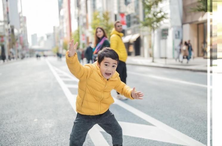 Aksi jahil Rafathar usik momen mesra Raffi Ahmad dan Nagita Slavina. [Instagram]