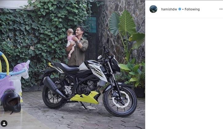 Hamish Daud gendong Baby Zalina bikin salfok. (Instagram/@hamishdw)