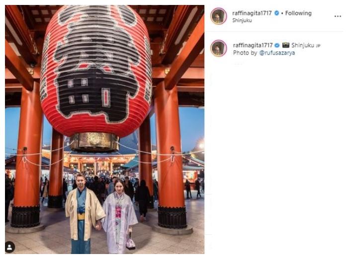 Raffi Ahmad dan Nagita Slavina pakai kimono. (Instagram/@raffinagita1717)