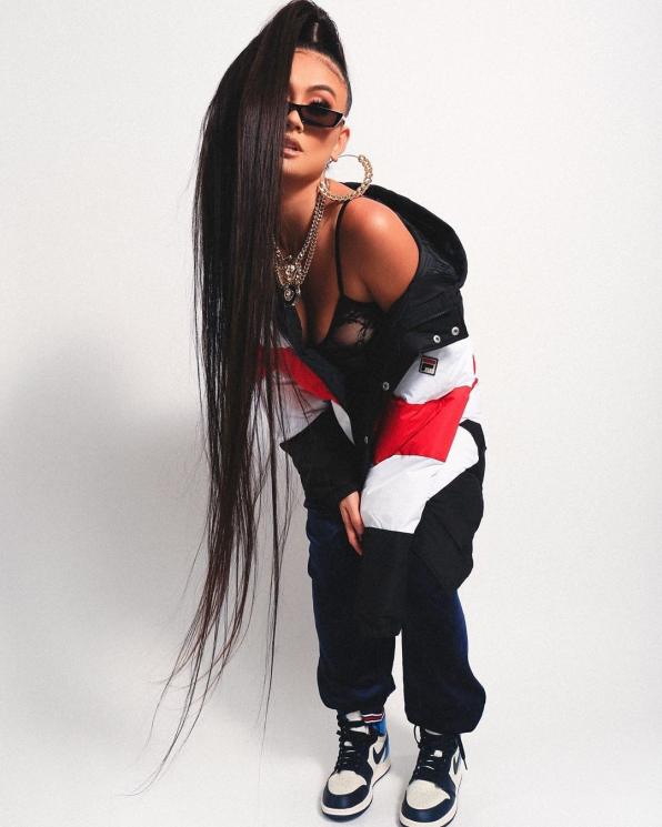 Agnez Mo seksi dengan bra hitam menerawang. [Instagram]