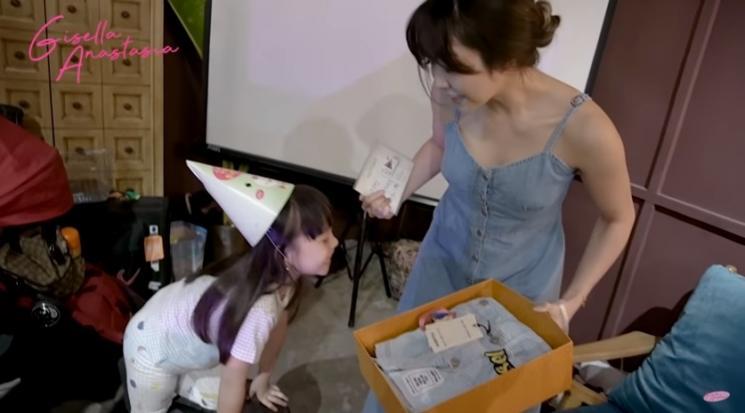 Gempi kasih surprise ulang tahun ke mamanya, Gisel. (YouTube/Gisella Anastasia)