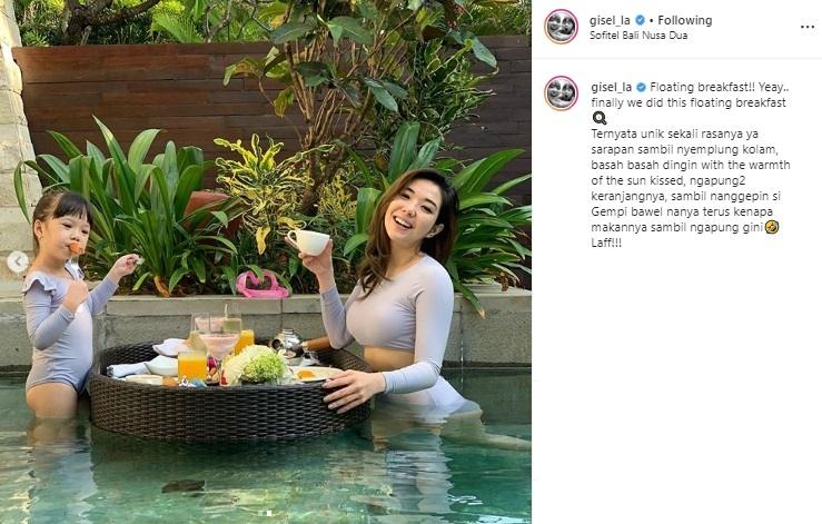 Gisel dan Gempi menikmati floating breakfast. (Instagram/@gisel_la)