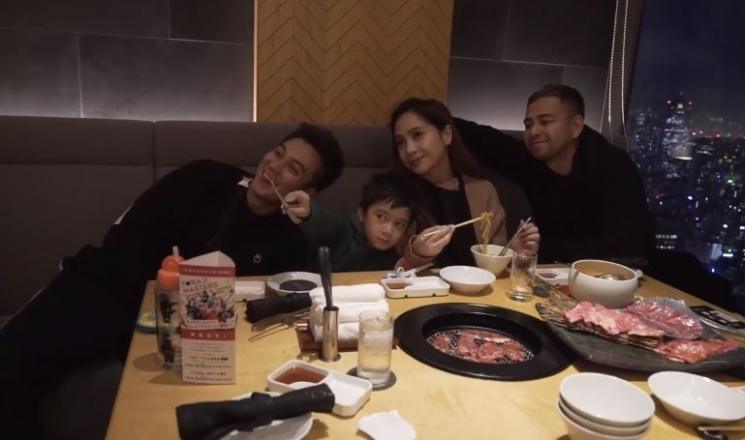 Baim Wong dan Rafathar. (Youtube/BaimPaula)